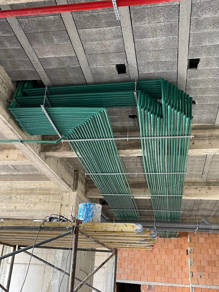 Réseau de tuyauterie PPR verte fixé sous une dalle