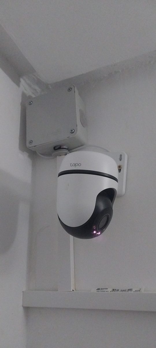 Caméra de surveillance connectée en angle