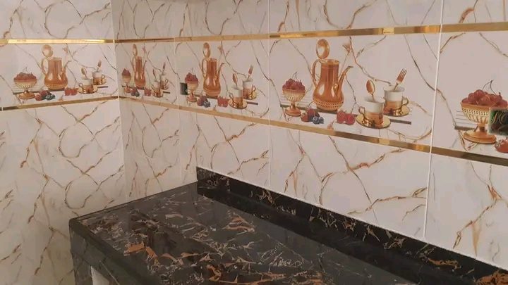 Mur en faïence effet marbre veiné d'or à frise décorative