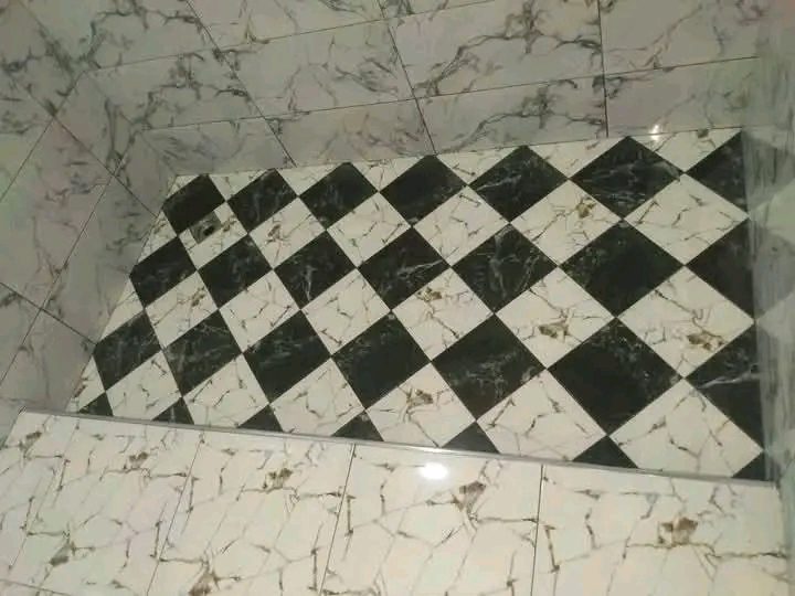 Sol carrelé à motif damier en marbre noir et blanc