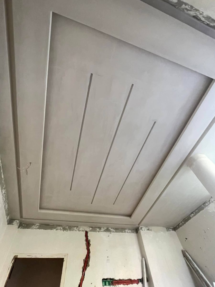 Faux plafond plâtre gris à rainures