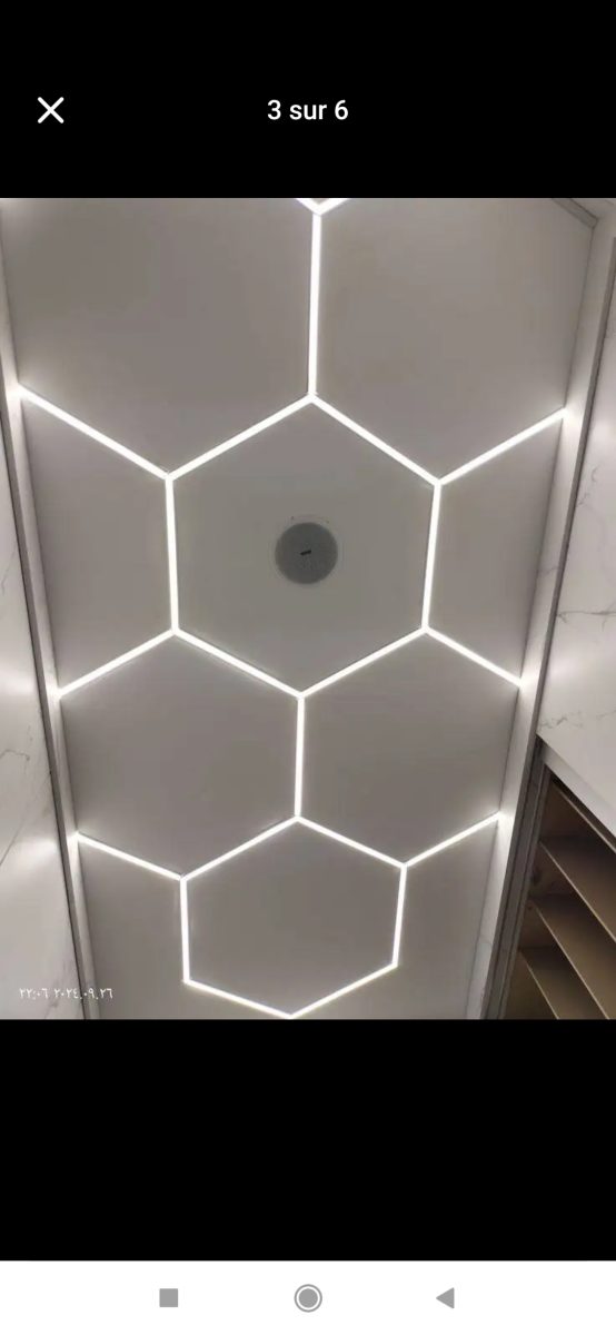 Plafond à éclairage hexagonal