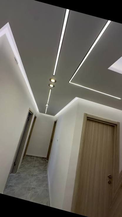 Faux plafond de couloir à LED