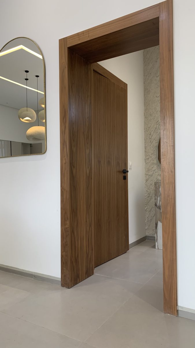 Porte intérieure en bois de noyer à cadre affleurant, ouverte