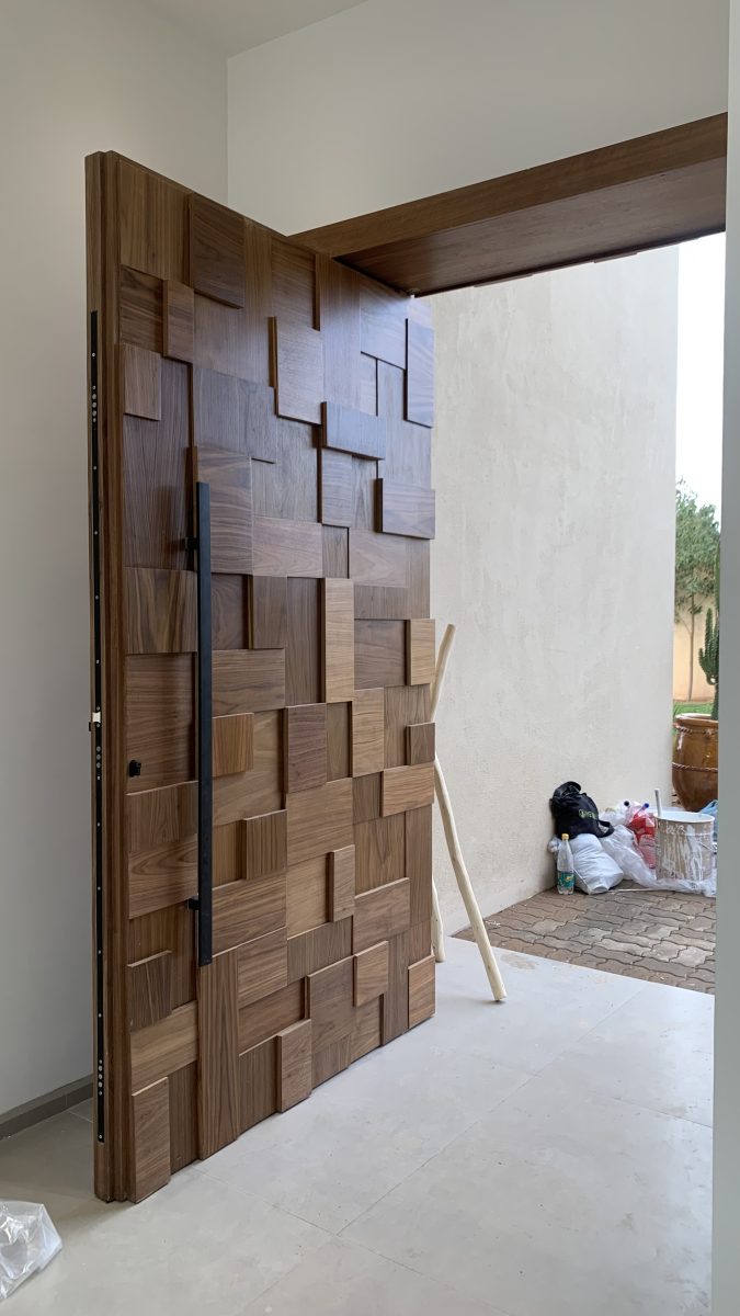 Grande porte pivotante en bois de noyer à relief damier 3D