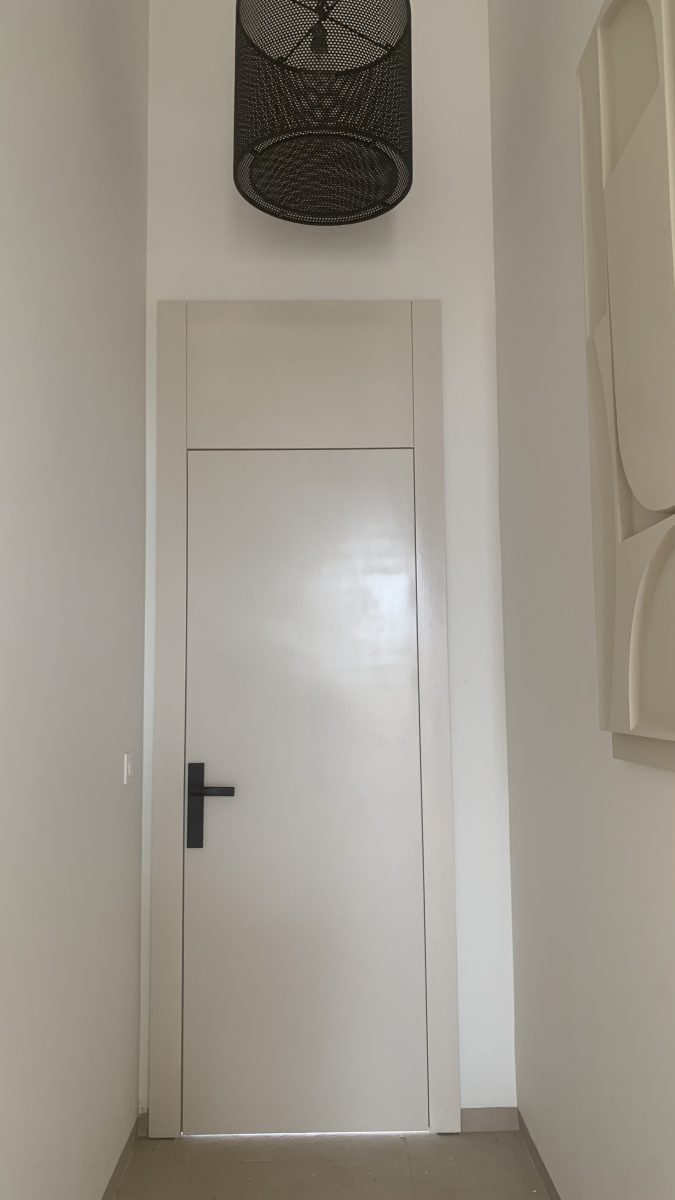 Porte intérieure haute laquée blanc à cadre affleurant