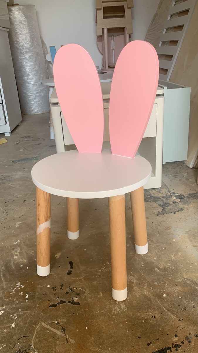 Chaise d'enfant en bois laqué à oreilles de lapin rose