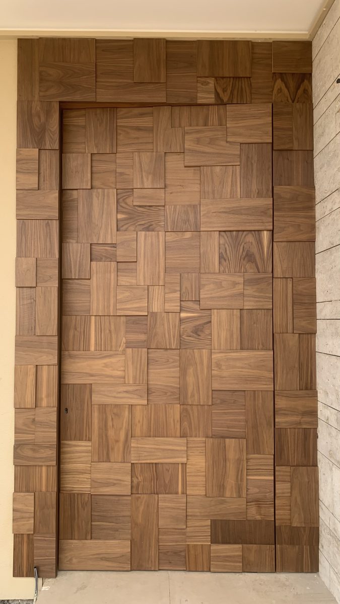 Porte et habillage mural en bois de noyer à relief damier 3D