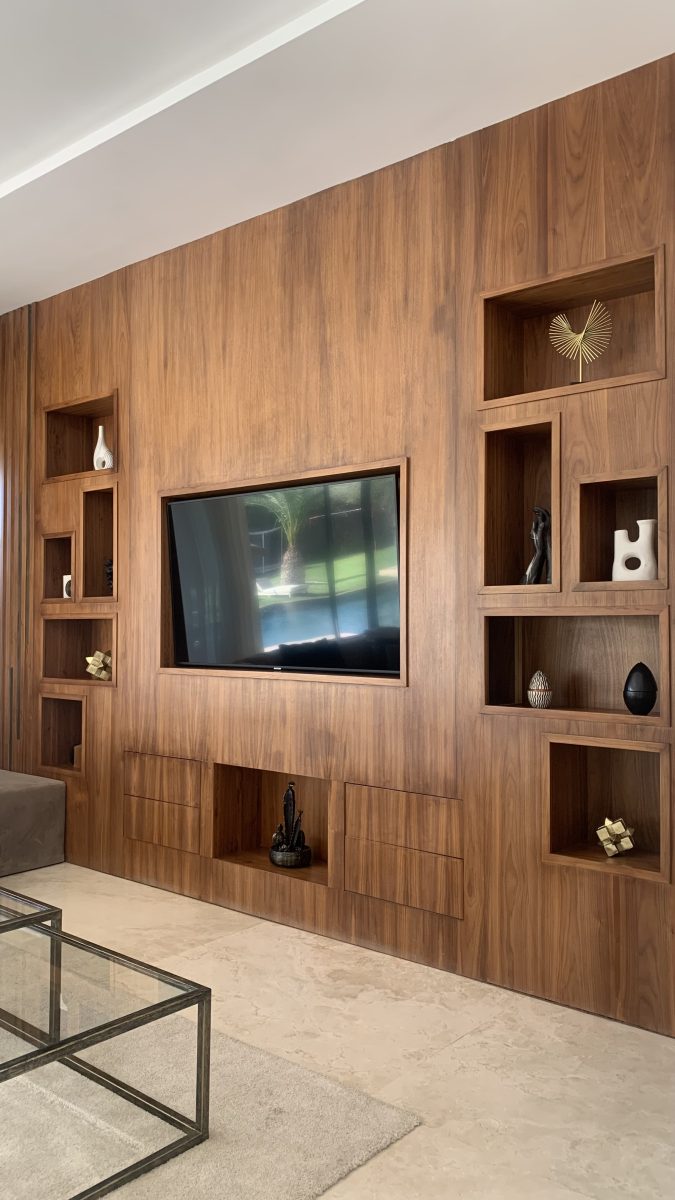 Meuble TV mural en placage noyer à niches avec TV encastrée