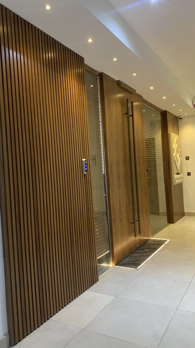 Hall en tasseaux de noyer avec porte pivotante à serrure connectée