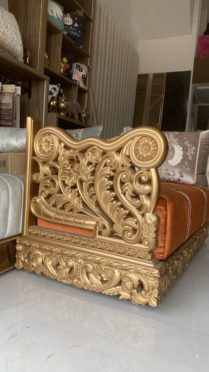 Lit baroque en bois sculpté laqué doré, en showroom