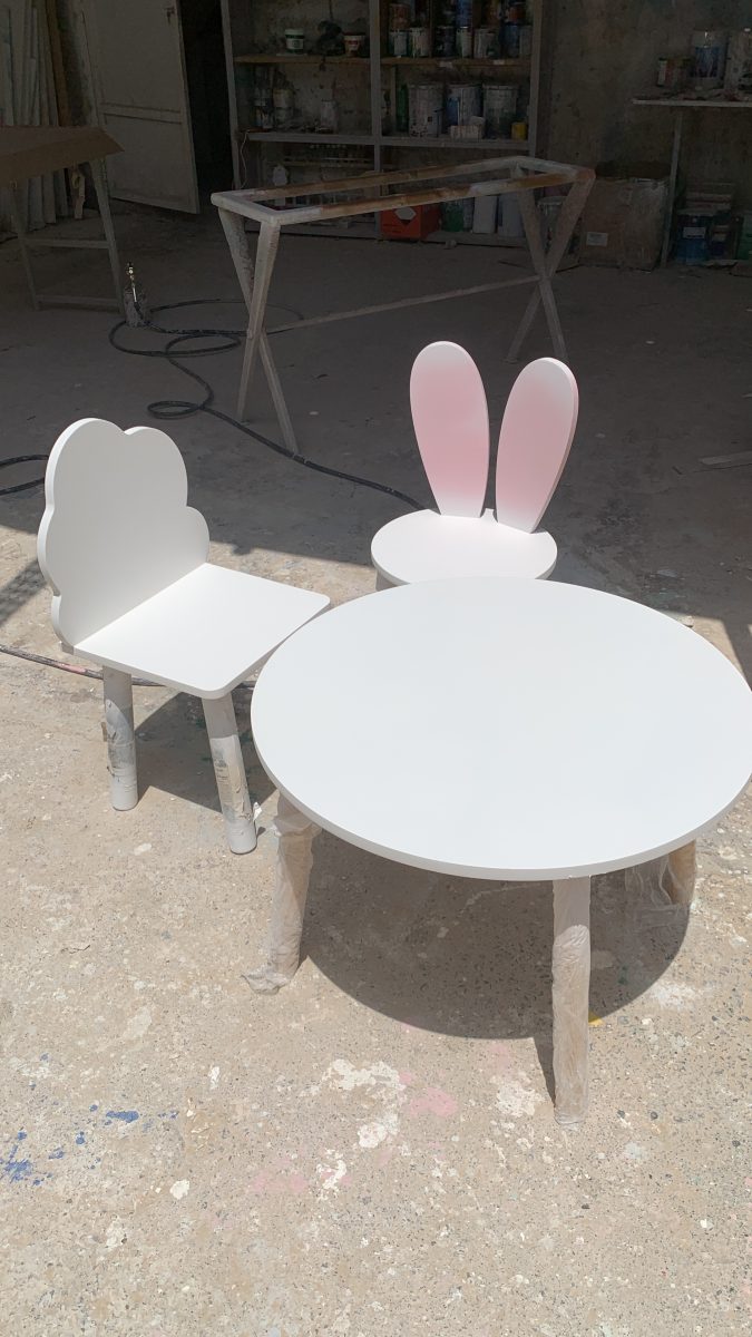 Table et chaises pour enfant en bois laqué, en atelier