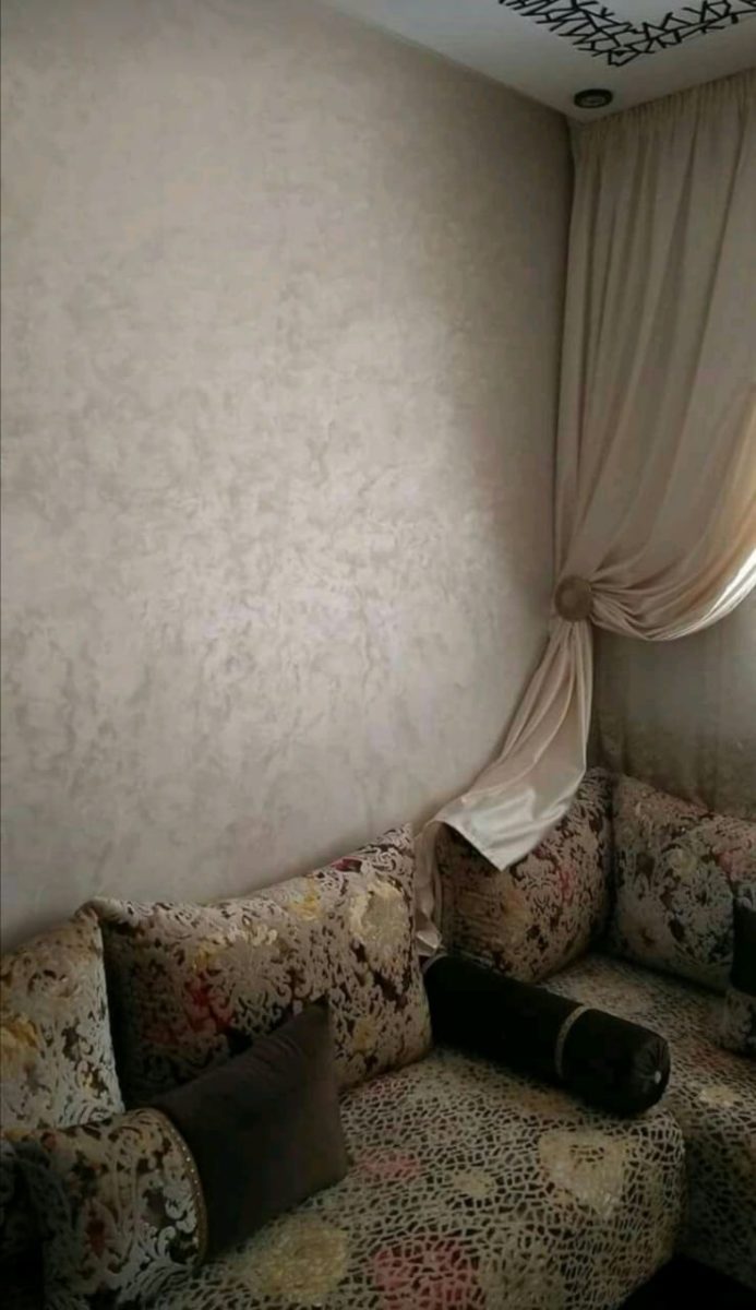 Chambre à faux plafond à liseré rose et mur en enduit nacré rose