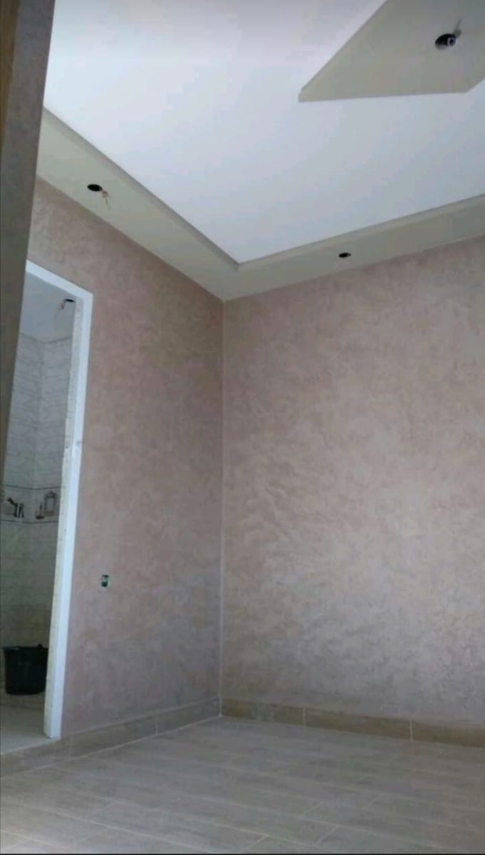 Salon marocain à mur en enduit nacré effet martelé beige-argenté