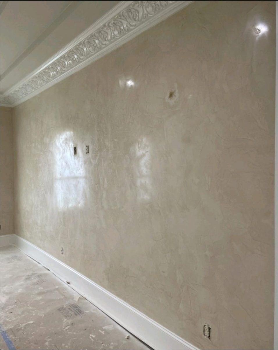 Mur en enduit décoratif nacré beige avec corniche en plâtre sculptée