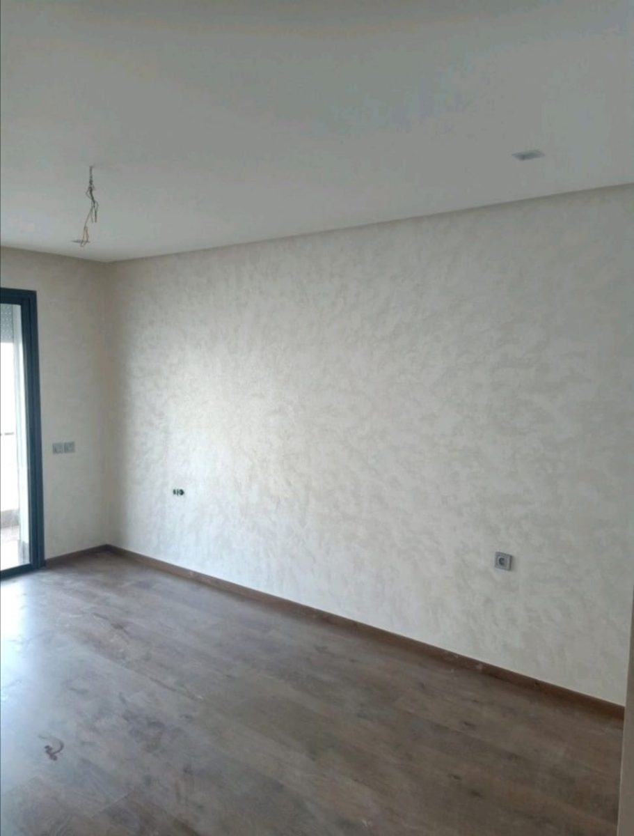 Mur en enduit décoratif métallisé effet marbré gris-argenté