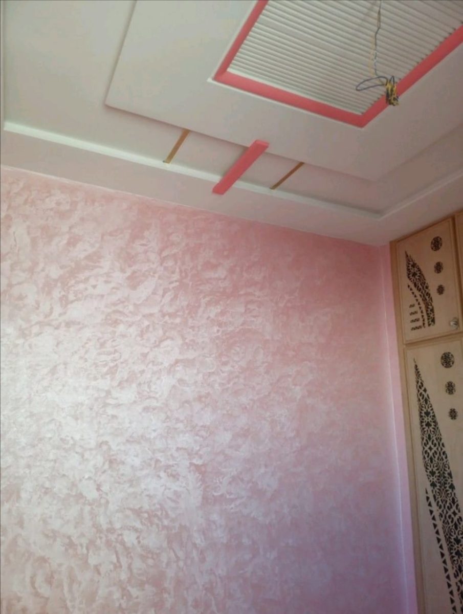Chambre en enduit décoratif nacré effet martelé blanc-crème