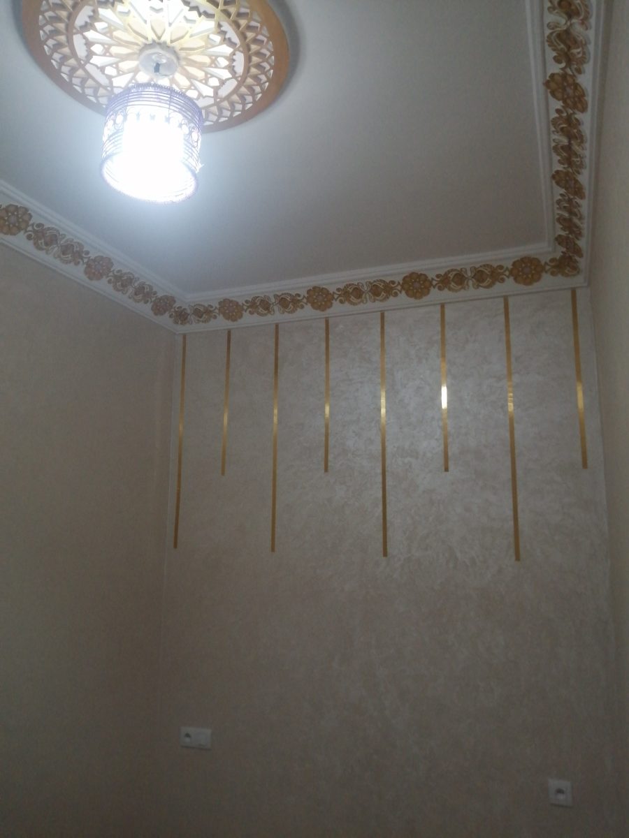Faux plafond blanc à panneau moucharabieh cuivré rétroéclairé