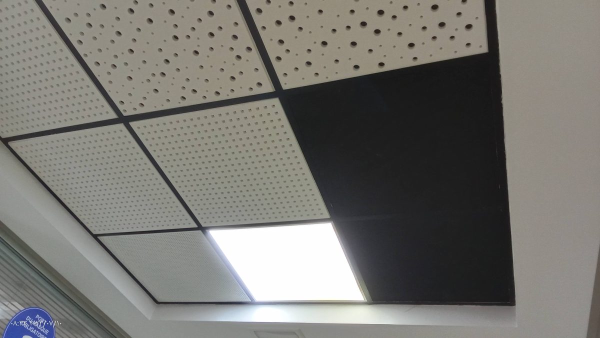 Faux plafond en dalles acoustiques perforées et dalle LED