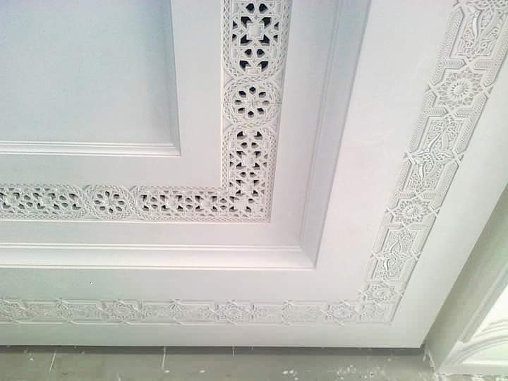 Plafond en plâtre à frises sculptées ajourées et corniches