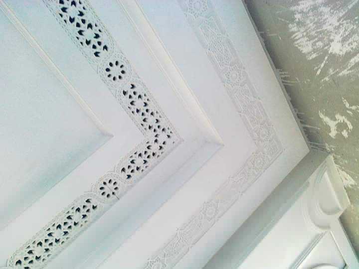 Plafond en plâtre à frises ajourées en dentelle et corniches