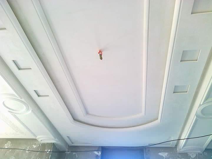 Plafond en plâtre à décroché courbe et moulures, en cours