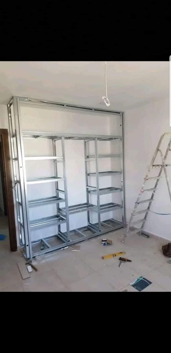 Ossature métallique d'un placard à étagères, en cours