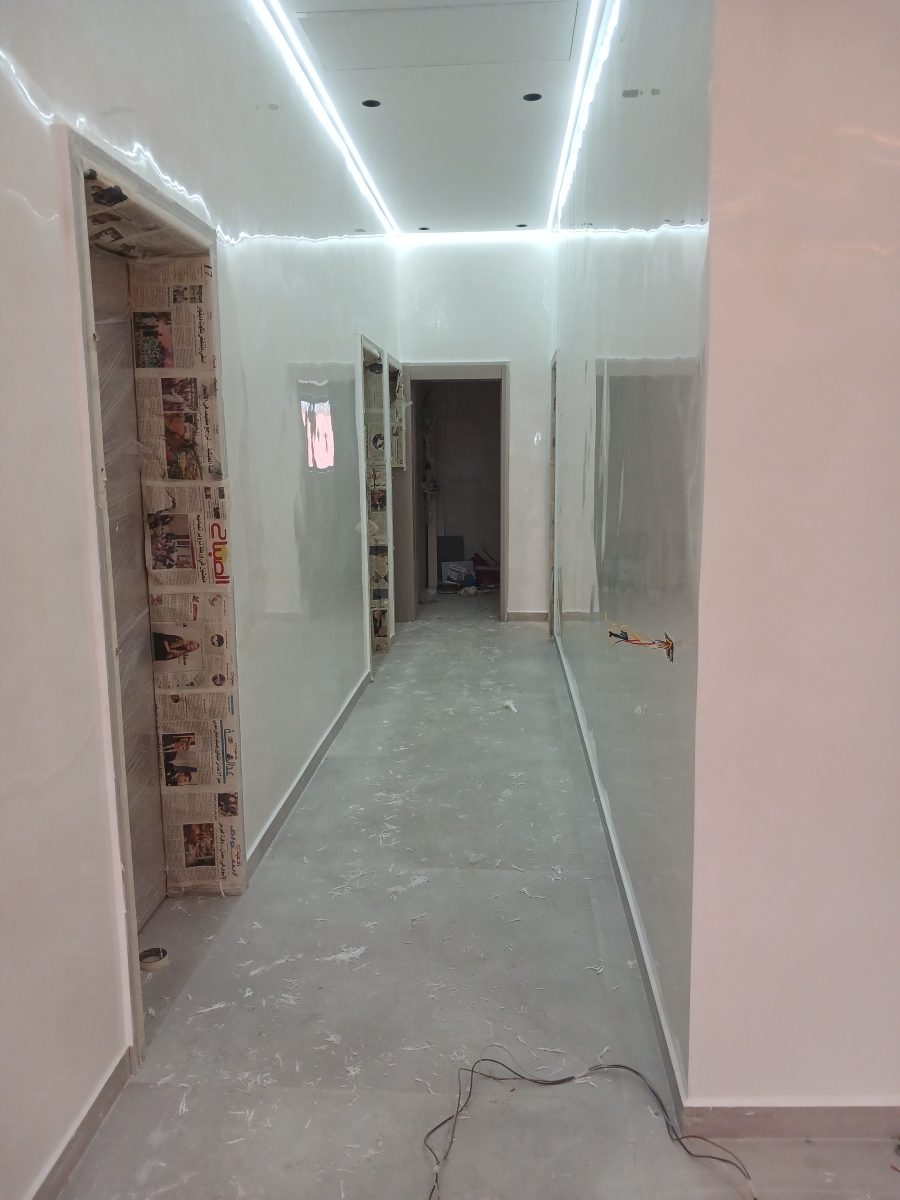 Couloir à plafond tendu laqué blanc à lignes lumineuses LED, en cours