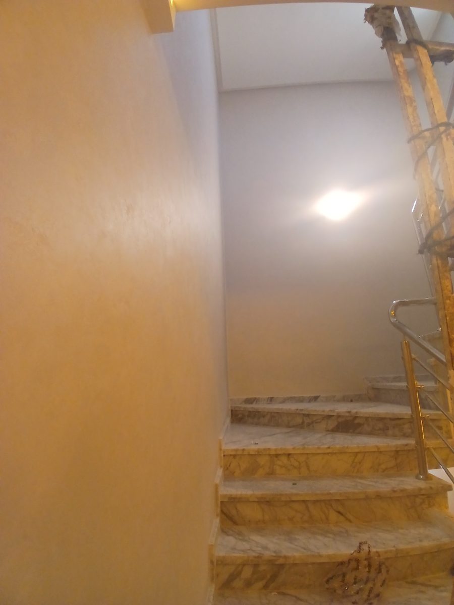 Cage d'escalier en enduit décoratif nacré doré et escalier en marbre