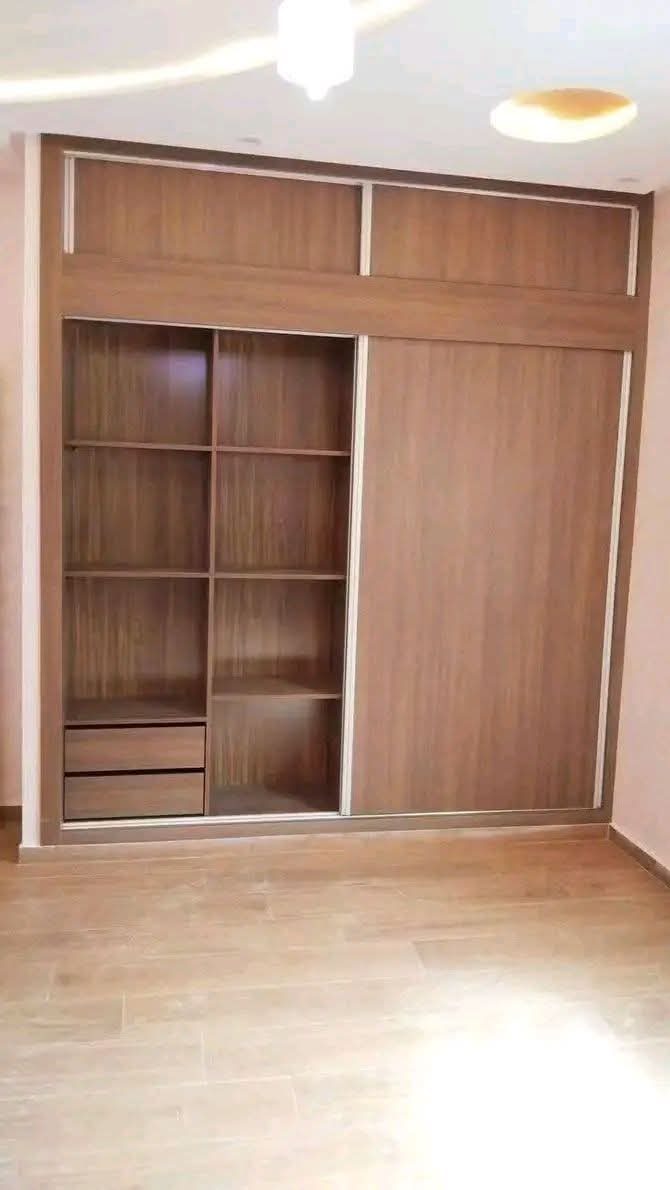 Placard coulissant en mélaminé effet noyer avec surmeubles