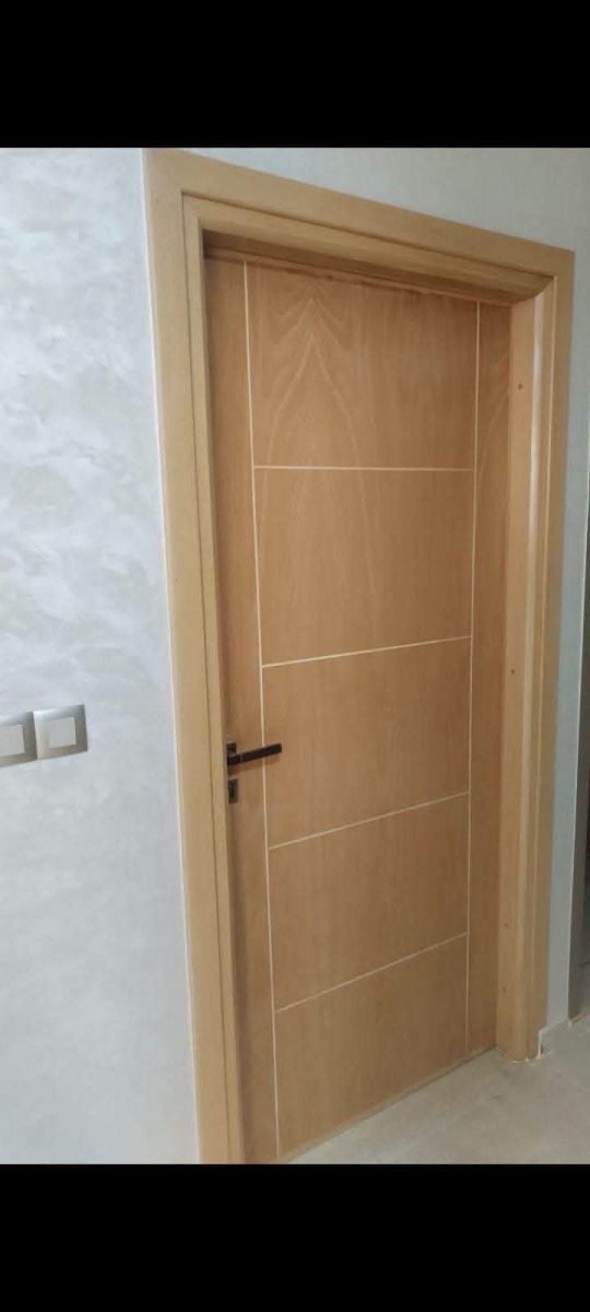 Porte intérieure en bois de hêtre à rainures géométriques
