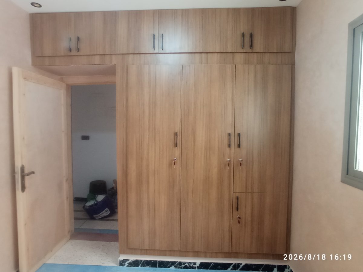 Placard à trois portes battantes en mélaminé effet bois clair