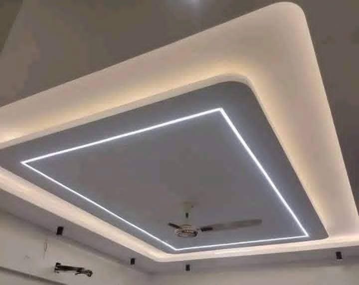 Faux plafond blanc à décroché courbe et lignes lumineuses LED