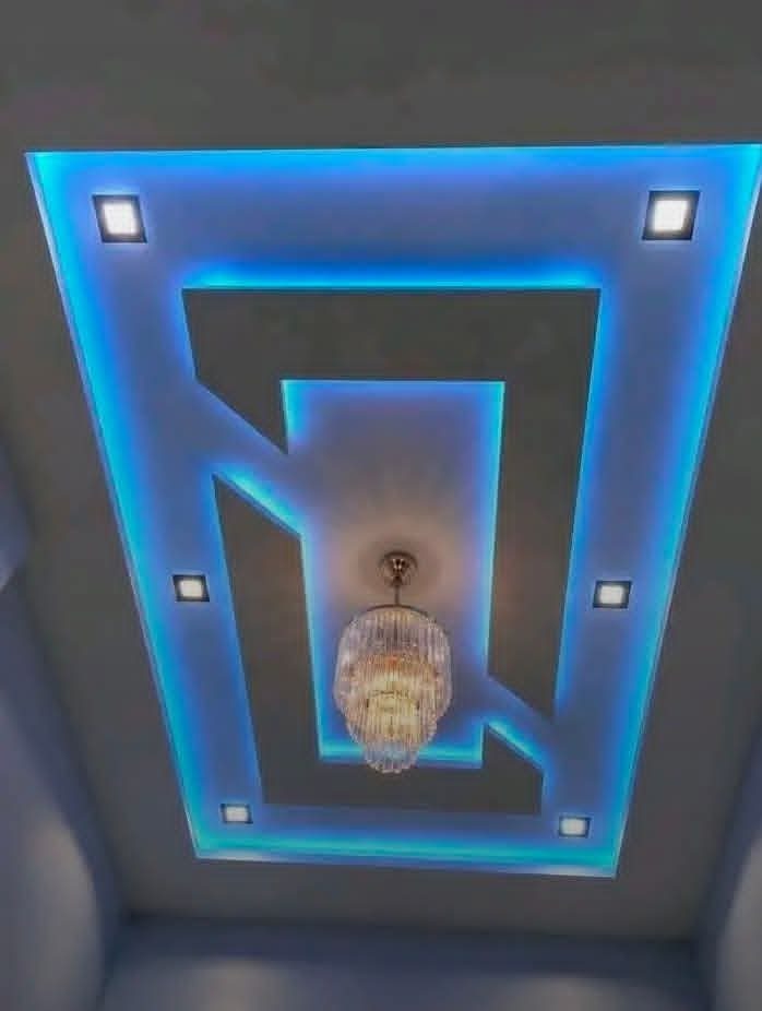 Faux plafond à gorge lumineuse LED bleue et lustre en cristal