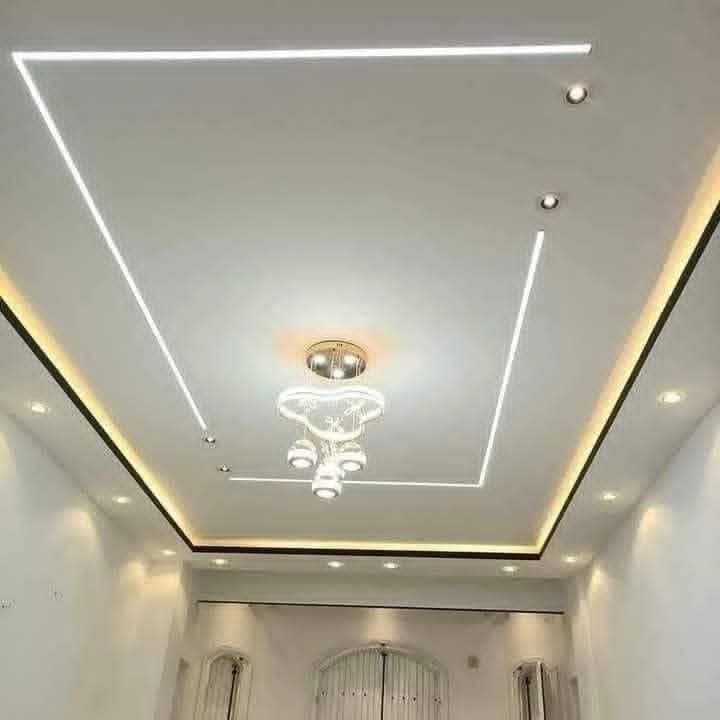 Faux plafond de couloir à lignes lumineuses LED et plafonnier cristal