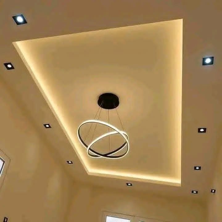 Faux plafond à cadre rétroéclairé LED et suspension à anneaux