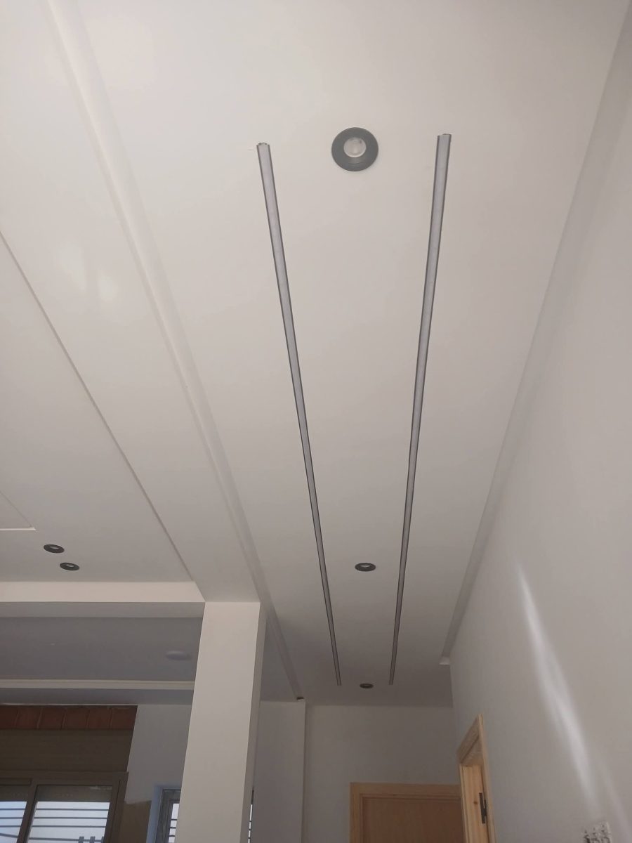 Faux plafond blanc à lignes lumineuses LED en V et spots