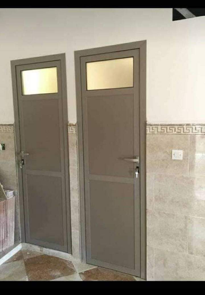 Deux portes de salle d'eau en aluminium taupe à imposte vitrée