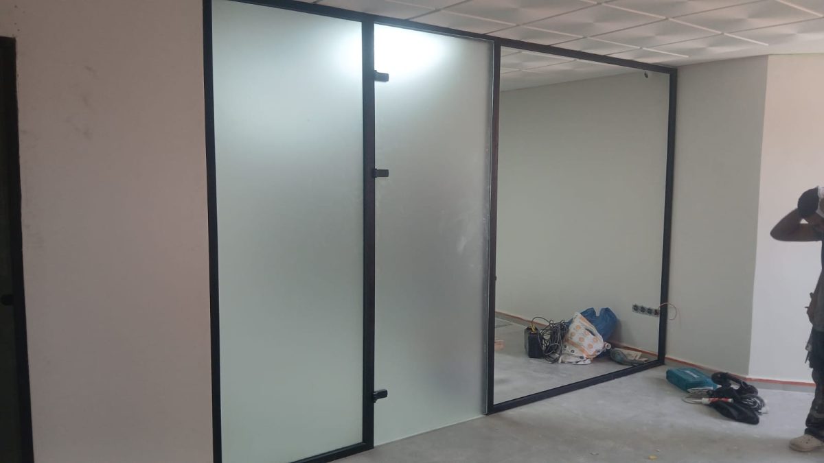 Cloison de bureau vitrée à ossature aluminium noire, en cours