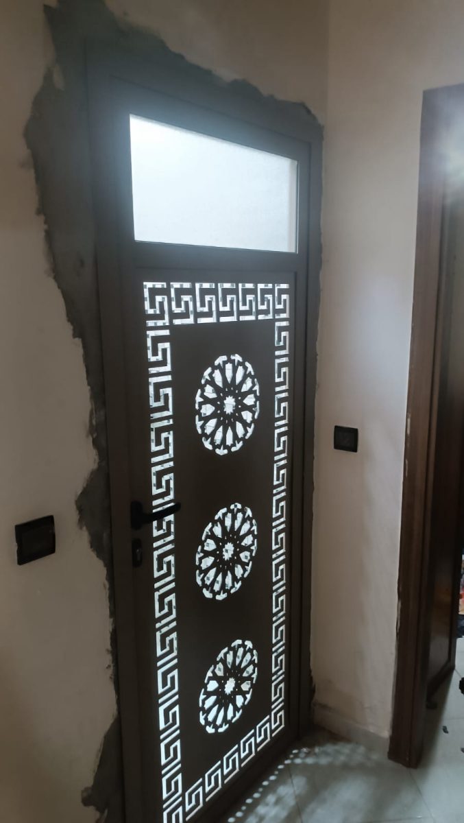 Porte en aluminium marron à panneau découpé au laser et imposte
