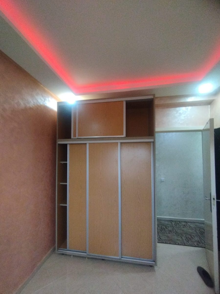 Placard coulissant effet bois clair avec éclairage LED RGB