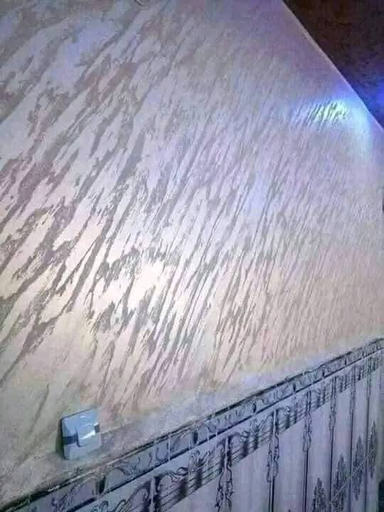 Mur en tadelakt à effet strié doré-argenté brillant
