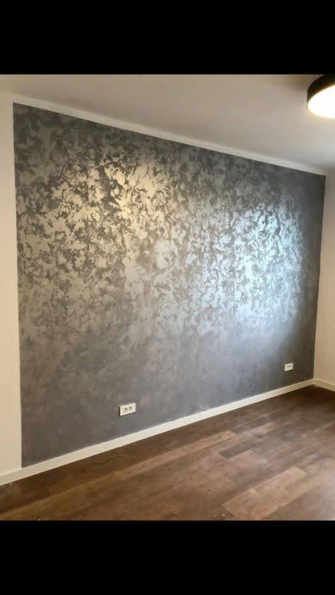 Mur en enduit décoratif métallisé effet marbré gris-argenté