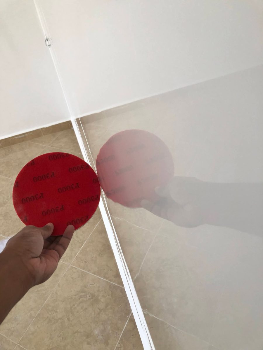 Mur en tadelakt gris poli miroir avec disque abrasif de finition