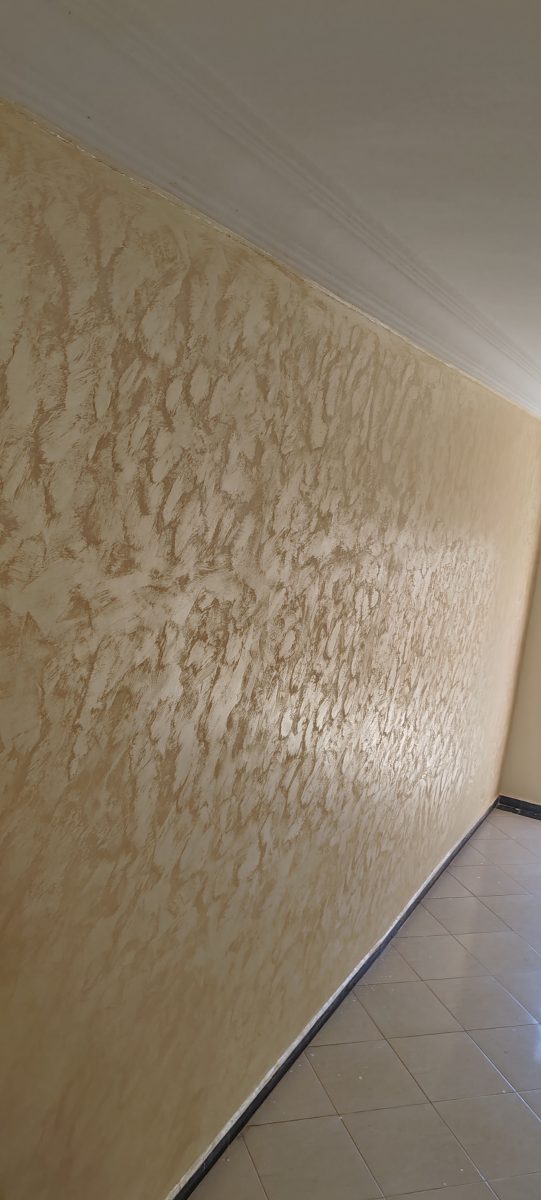 Mur en tadelakt à effet martelé doré-beige brillant