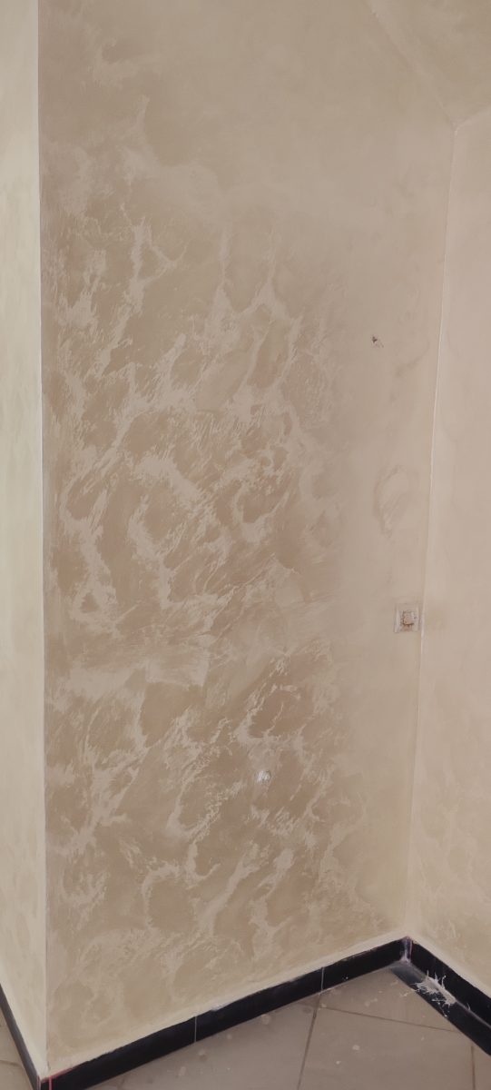Mur en tadelakt à effet nuage beige nacré