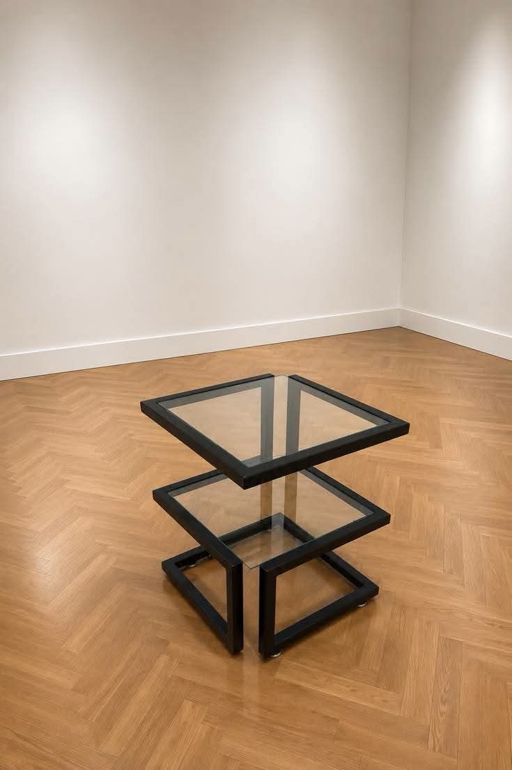 Table d'appoint à plateaux en verre et structure métallique en Z