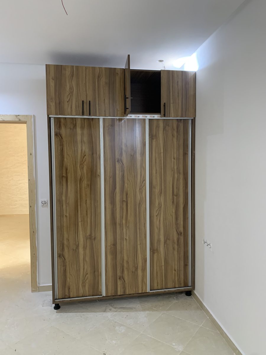 Armoire à portes coulissantes en mélaminé effet noyer avec surmeuble