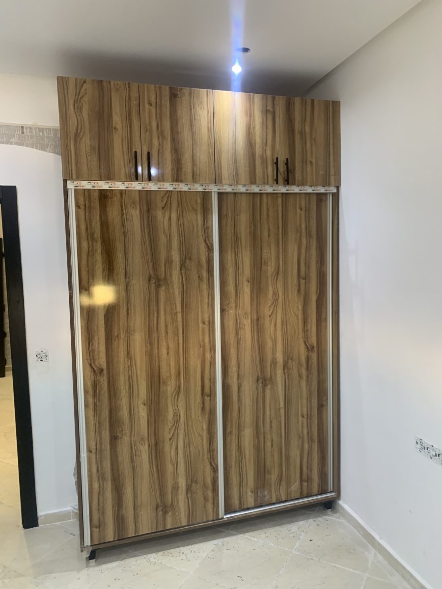 Armoire à portes coulissantes en mélaminé effet noyer avec surmeubles