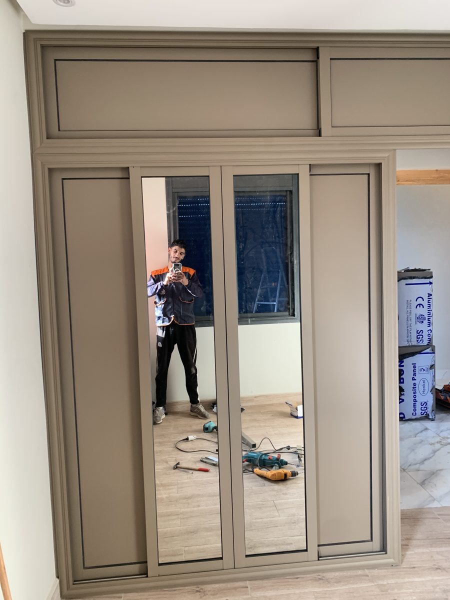 Placard en aluminium taupe à portes miroir et panneau alucobond